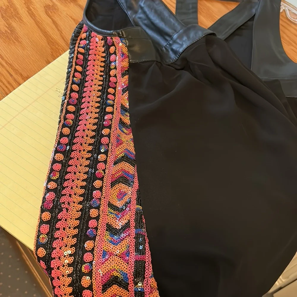 Top with different sequins colors. Finished with leather bias . - Picture 6 of 6